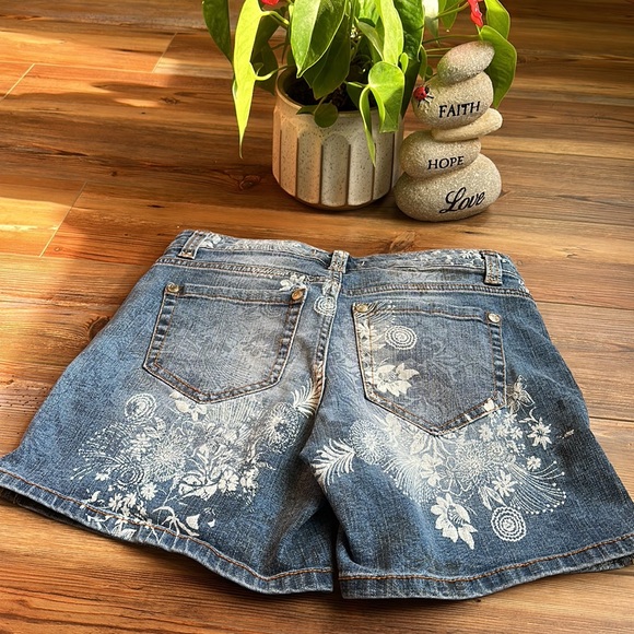 💖Vintage American Collection denim jean short with white floral design - Picture 5 of 6